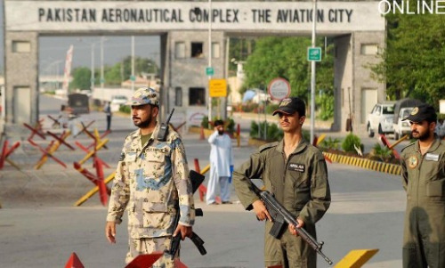空軍基地遭襲后,巴基斯坦派出部隊(duì)在機(jī)場附近執(zhí)行警戒任務(wù)。 空軍基地遭襲后,巴基斯坦派出部隊(duì)在機(jī)場附近執(zhí)行警戒任務(wù)。