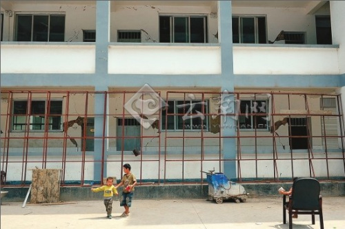 被震裂的毛坪小學校舍 被震裂的毛坪小學校舍