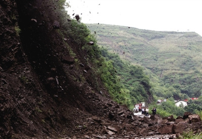 昨日,彝良縣城通往海子鄉(xiāng)的公路水巴巖地段出現(xiàn)塌方,公路被阻斷,導(dǎo)致通往重災(zāi)區(qū)的道路堵塞。新京報(bào)記者 郭鐵流 攝 昨日,彝良縣城通往海子鄉(xiāng)的公路水巴巖地段出現(xiàn)塌方,公路被阻斷,導(dǎo)致通往重災(zāi)區(qū)的道路堵塞。新京報(bào)記者 郭鐵流 攝