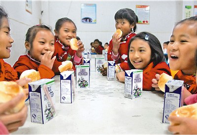 ��12��13�գ����Ϝ�Դ�h����С�W�ĺ��ӂ����ڳԠI�B��ͣ����յ������һ�K�����һ�м�ţ�̡�