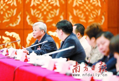 昨日,各代表團繼續審議人大工作報告和兩院工作報告。張由瓊 王輝 攝 昨日,各代表團繼續審議人大工作報告和兩院工作報告。張由瓊 王輝 攝