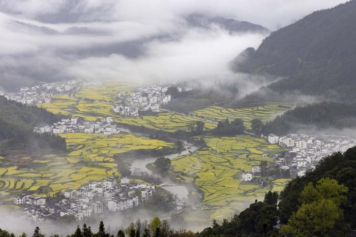 雨中婺源鄉(xiāng)村云霧繚繞美不勝收