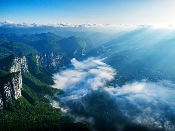 峽谷云海翻滾風景如畫