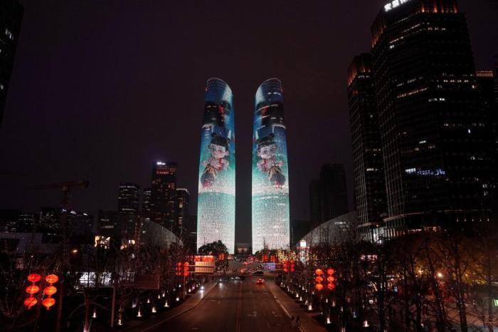 成都點亮地標 慶?！赌倪钢[海》總票房突破100億元