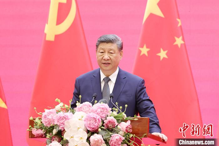 習近平同越共中央總書記蘇林、越南國家主席梁強共同會見中越人民大聯歡活動代表