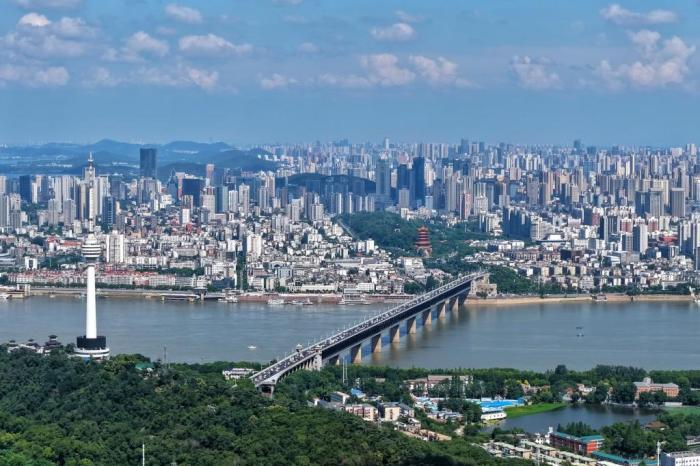 武漢天空澄澈 兩江四岸美如畫(huà)