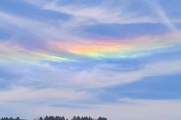 青海大通天空現“七彩祥云”奇觀