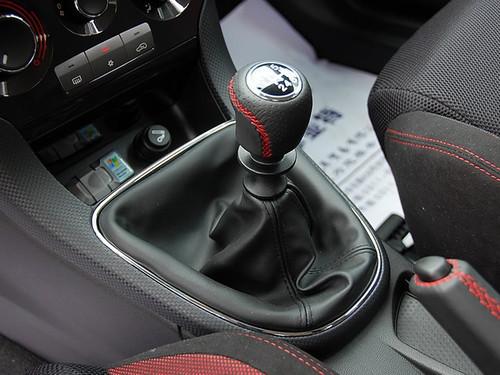 ����߀������1.6L�����b�����l�әC܇��