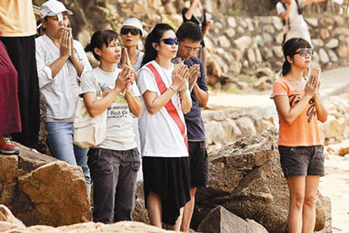 香港南丫島海難遇難者家屬海祭哭成淚人(圖)