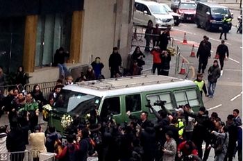 邵逸夫遺體移送火葬場靈車布置簡單車頭綁花球