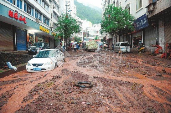 泥石流致彝良災區安置點千余人午夜大轉移(圖)