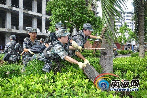 海南省軍區新兵奔赴海口街頭積極參與災后重建