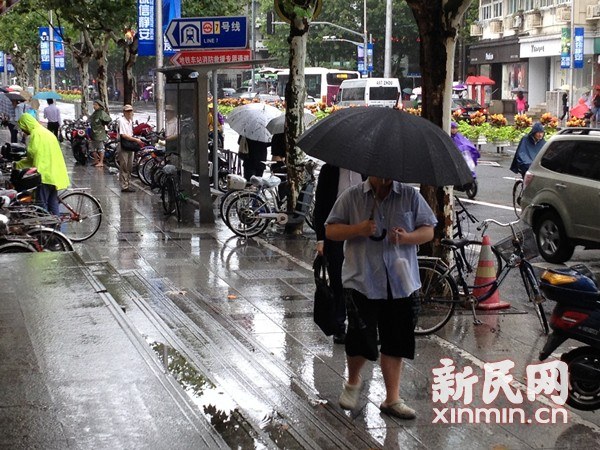 “鳳凰”登陸上海降級熱帶風(fēng)暴風(fēng)雨逐步減弱