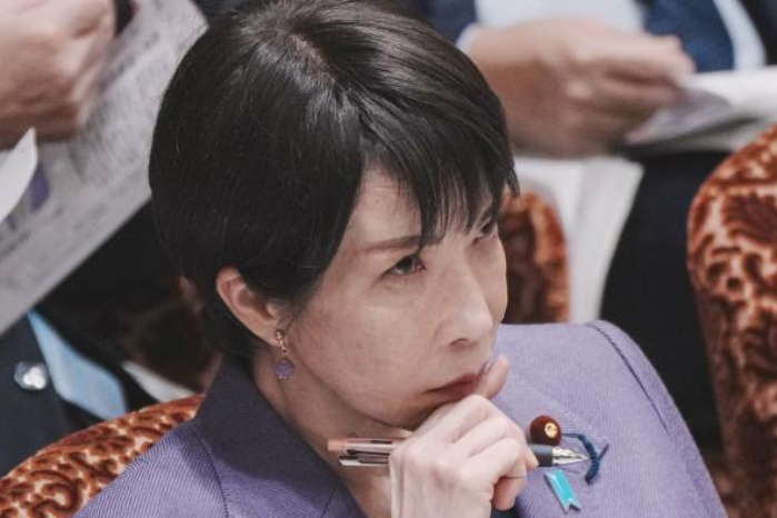 供奉祭品后，高市早苗又向靖國神社供奉“玉串料”