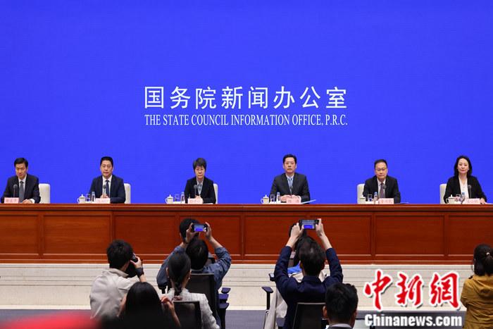 4月19日,中國國務院新聞辦公室在北京舉行新聞發布會,商務部副部長郭婷婷、商務部綜合司司長楊濤、市場運行和消費促進司司長徐興鋒、對外貿易司司長李興乾、外國投資管理司負責人吉小楓介紹2024年一季度商務運行及工作情況,并答記者問。 <a target='_blank' href='/'>中新社</a>記者 楊可佳 攝 4月19日,中國國務院新聞辦公室在北京舉行新聞發布會,商務部副部長郭婷婷、商務部綜合司司長楊濤、市場運行和消費促進司司長徐興鋒、對外貿易司司長李興乾、外國投資管理司負責人吉小楓介紹2024年一季度商務運行及工作情況,并答記者問。 <a target='_blank' href='/'>中新社</a>記者 楊可佳 攝