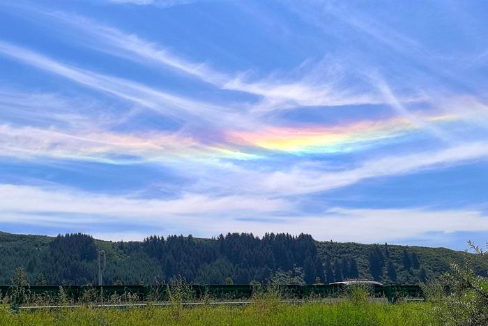 青海大通天空現“七彩祥云”奇觀