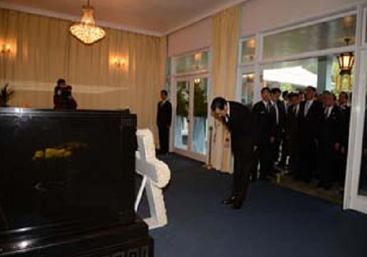 蔣經(jīng)國(guó)逝世25周年馬英九吳敦義赴頭寮謁陵(圖)